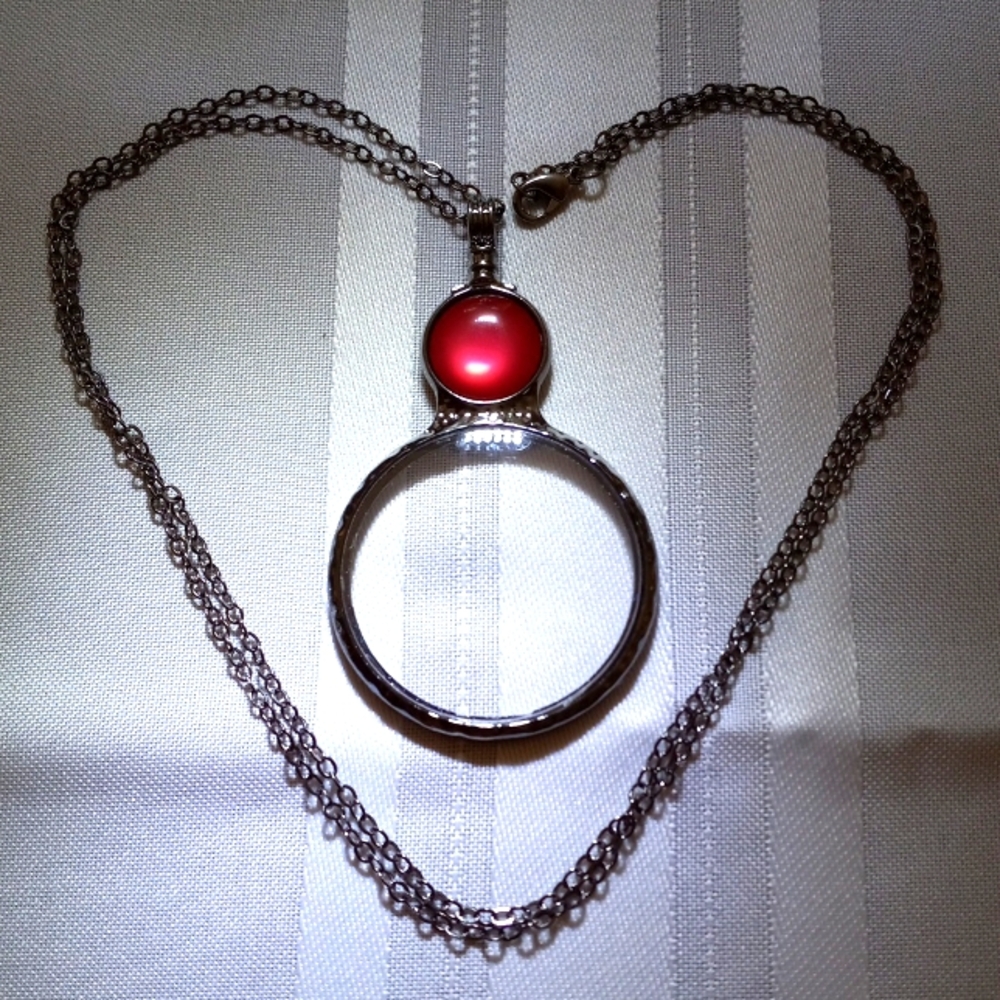 🔍 Sweet Magnifying Glass Necklace with Red Thumb hold in Gunmetal Framework 🔎